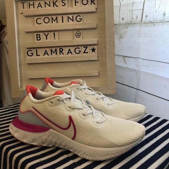 Nike Shoes - Nike Renew Run